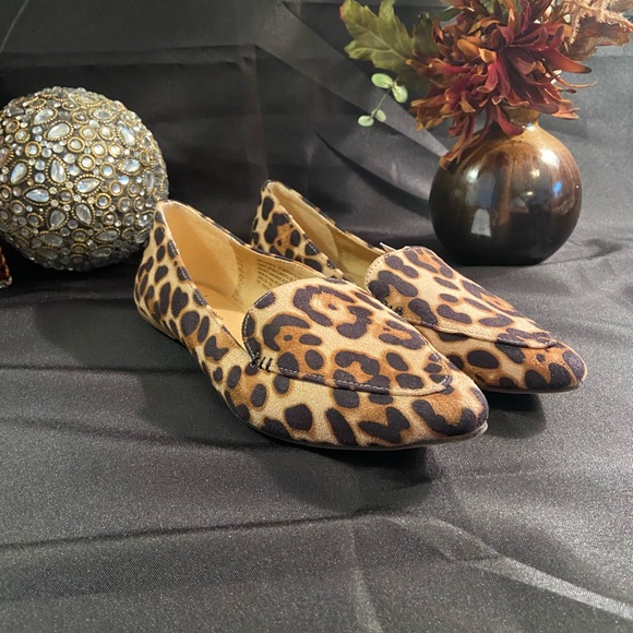 Women’s Time & Tru Leopard Print Point Toe Flats - Picture 1 of 12